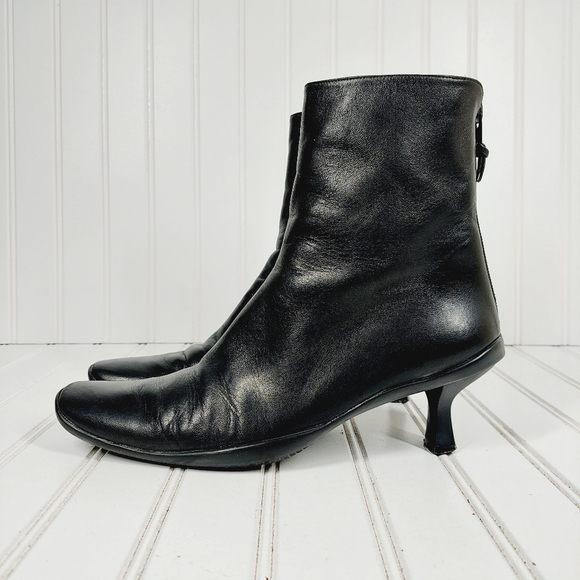 Stuart Weitzman Women's Black Leather Kitten Heel Back Zip Ankle Boots I464 - Picture 1 of 11